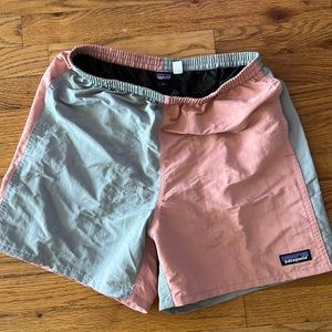Patagonia 5” Baggies Pink and Grey Size Small